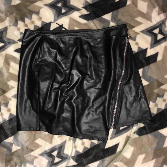Faux Leather Zipper Skirt - Picture 2 of 6